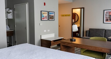 Hampton Inn and Suites Leesburg Room Type - 1KING STUDY SOFABED NOSMOK