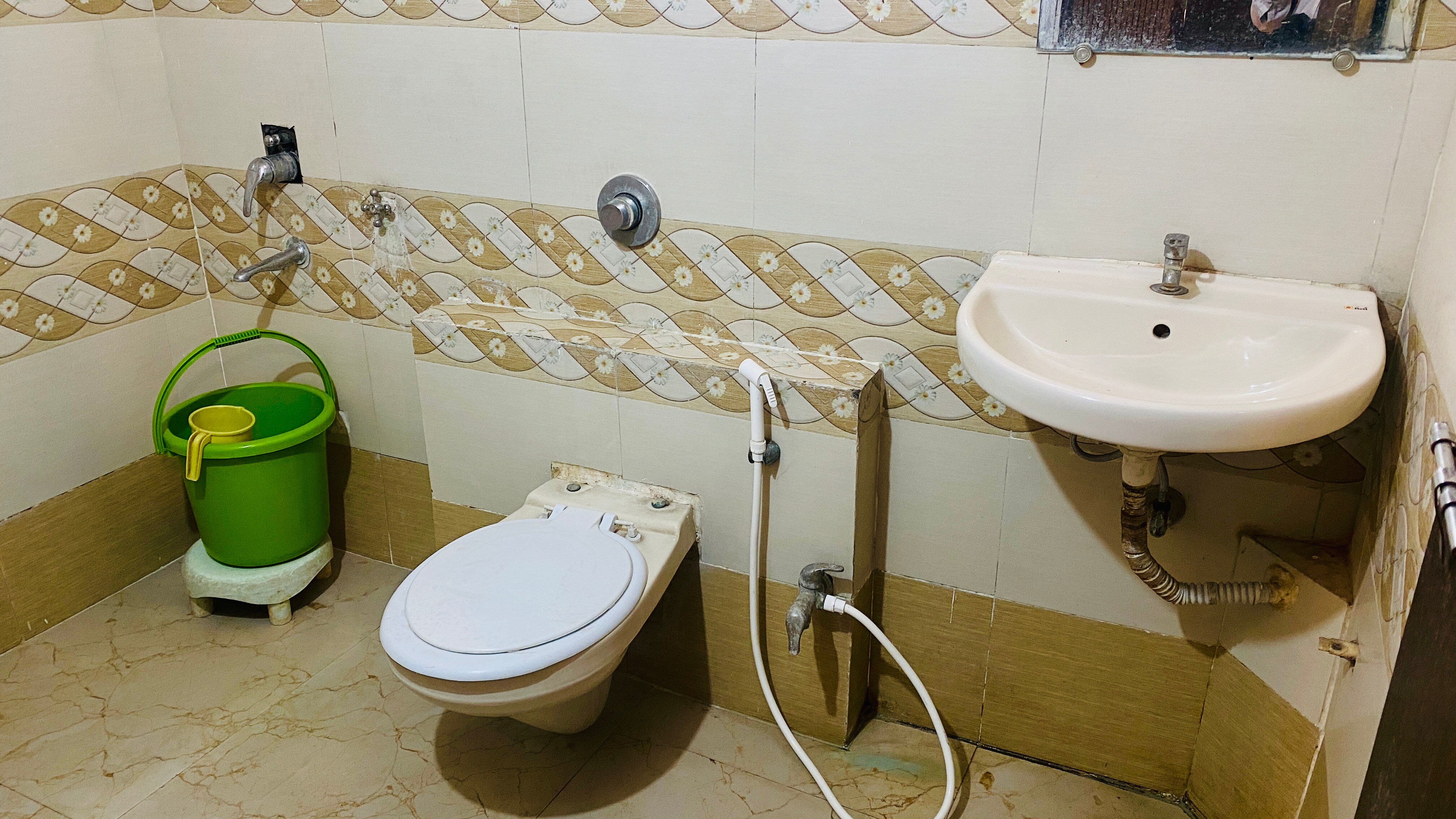 Hotel Uday Palace - Tap to explore photos