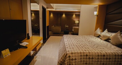 Hotel Peninsula Grand  Room Type - Executive Room