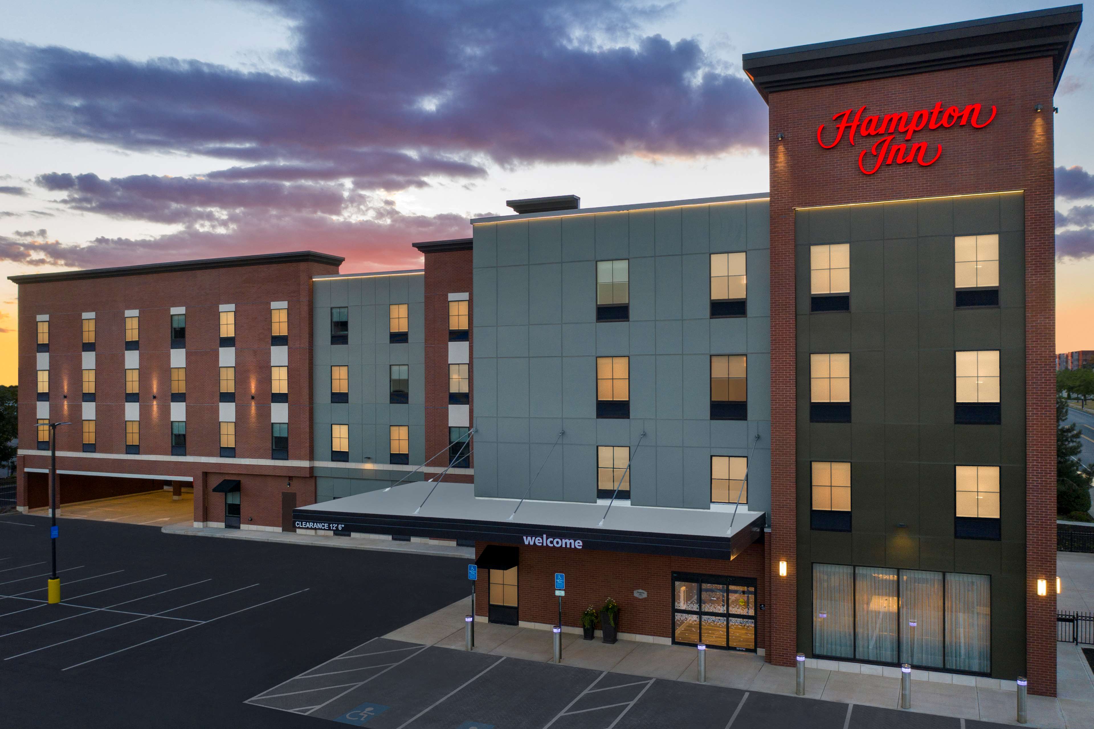 Hampton Inn Boston Logan Airport Chelsea - Tap to explore photos