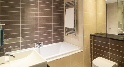 DoubleTree by Hilton Hotel and Spa Chester Room Type - 1 KING BED GUESTROOM