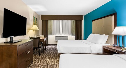 Best Western Baraboo Inn Room Type - Accessible - 2 Queen, Mobility Accessible, Communication Assistance, Bathtub, Grab Bar, Microwave An Best Western Baraboo Inn Room Type - Accessible - 2 Queen, Mobility Accessible, Communication Assistance, Bathtub, Grab Bar, Microwave An