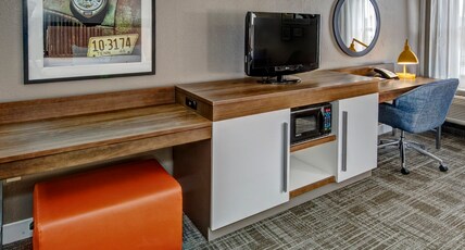 Hampton Inn by Hilton Tullahoma Room Type - 1 KNG ACCESSIBLE TUB NS