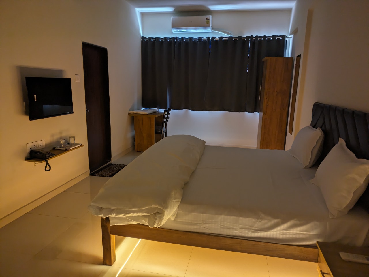 Hotel JDS, Vapi - Tap to explore photos
