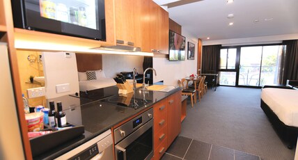 Best Western Plus Goulburn Room Type - APARTMENT - 1 KING 1 QUEEN 4 SINGLE BEDS,NSMK,SUPER,1STFLR,SPLTLV,FULLKT,BALCON