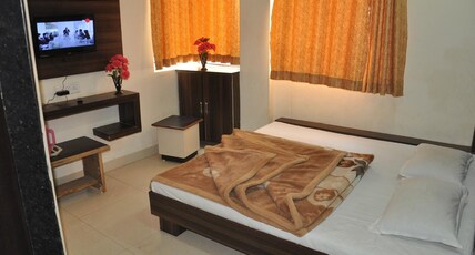 Hotel Vrandavan Palace (Near Mahakal Temple) Room Type - Deluxe Double Bed ac