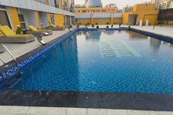 1 BHK Apartment in Spectrum Mall with Swimming Pool and Couple Friendly (1st time in Noida)