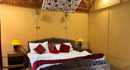 Experience Magic of Kashmir Our Luxury Houseboat Room Type - Bedroom 2