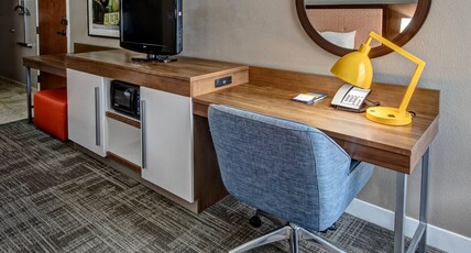 Hampton Inn by Hilton Tullahoma Room Type - 1 KNG ACC ROLLIN SHWR NS