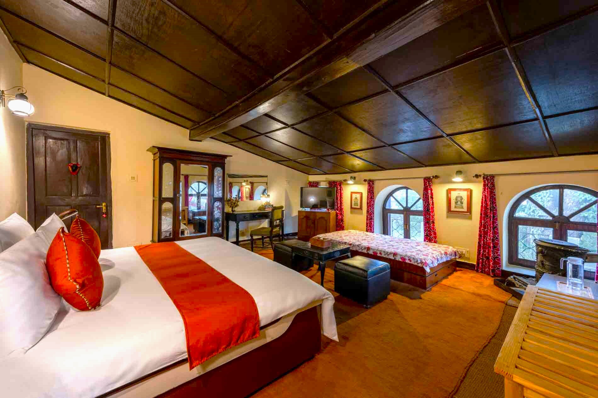 V are Family Oak Lodge | 5BHK old charm villa with indoor fireplace & BBQ - Tap to explore photos