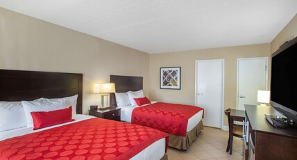 Ramada by Wyndham Venice Hotel Venezia Room Type - 2 Queen Beds, Pet Friendly, Street View, Non-Smoking