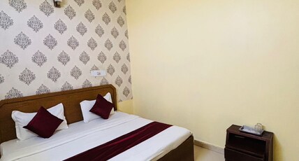 Raaj Guest House Room Type - Deluxe Room
