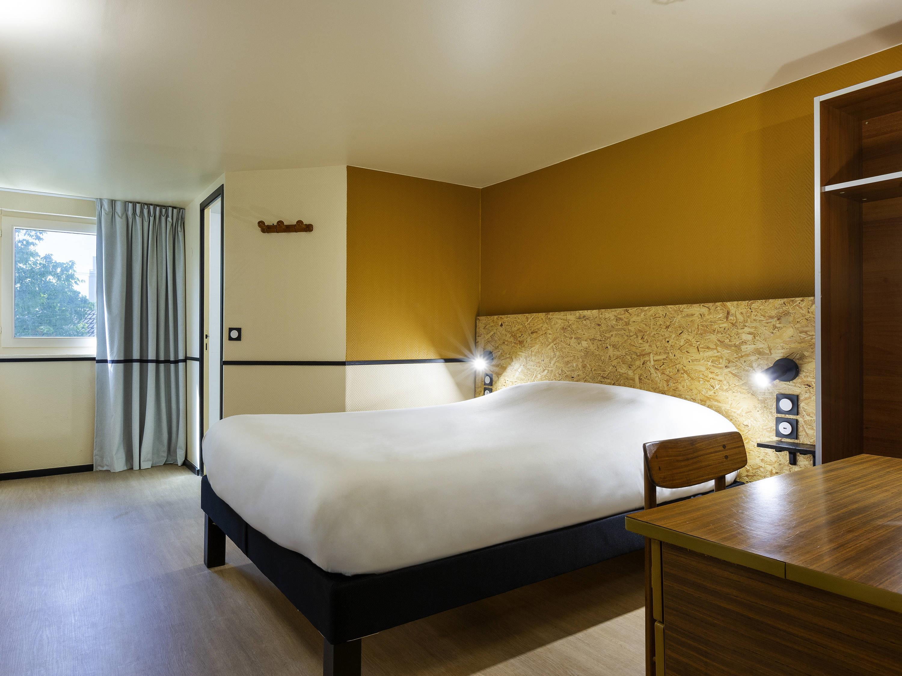 greet Hotel Villeneuve La Garenne - Tap to explore photos