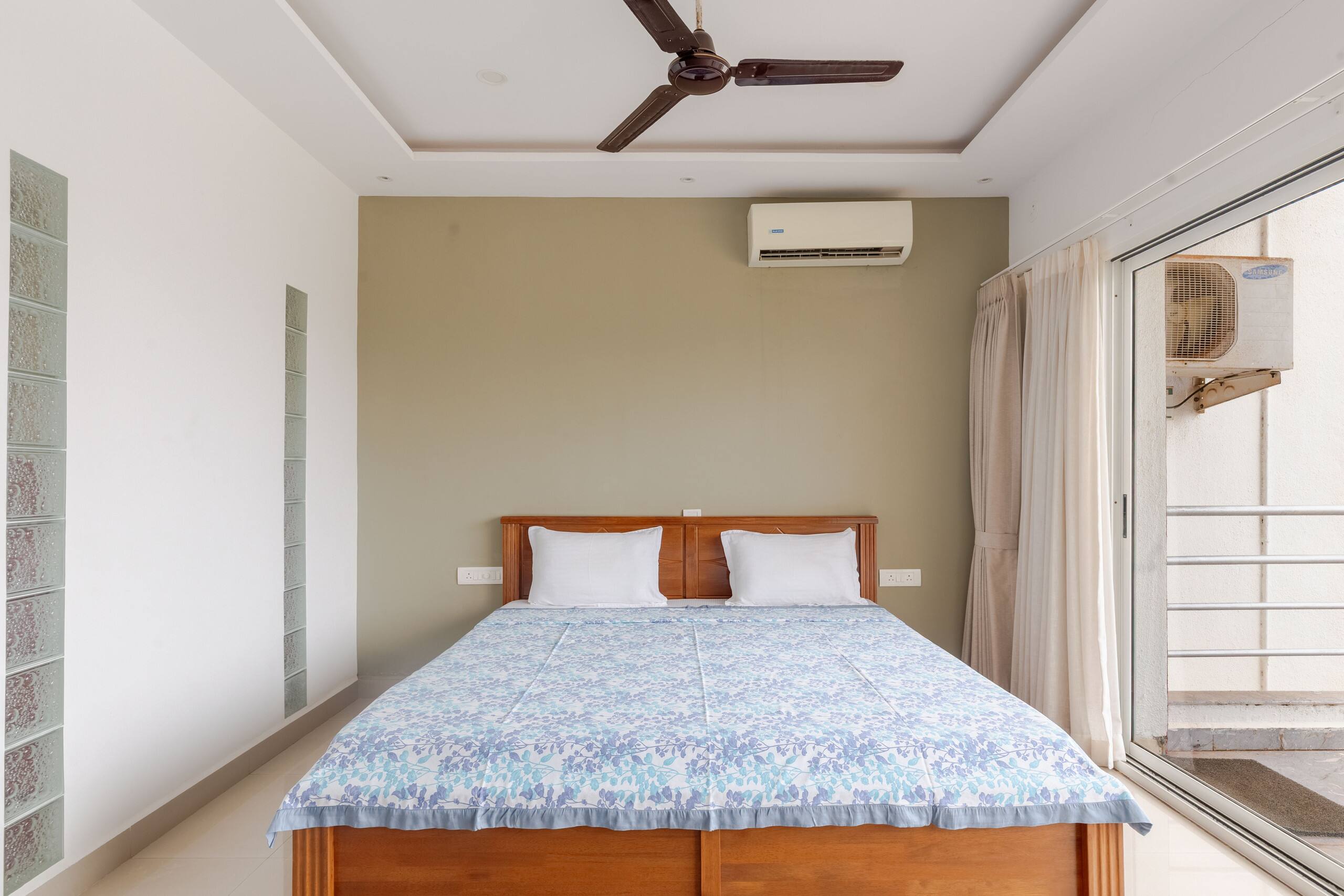 Beach View Luxury 2 BHK near Candolim with Pool - Tap to explore photos