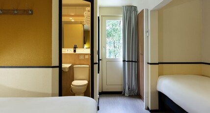 greet Hotel Villeneuve La Garenne Room Type - Pop room with 1 double bed + 1 single bed