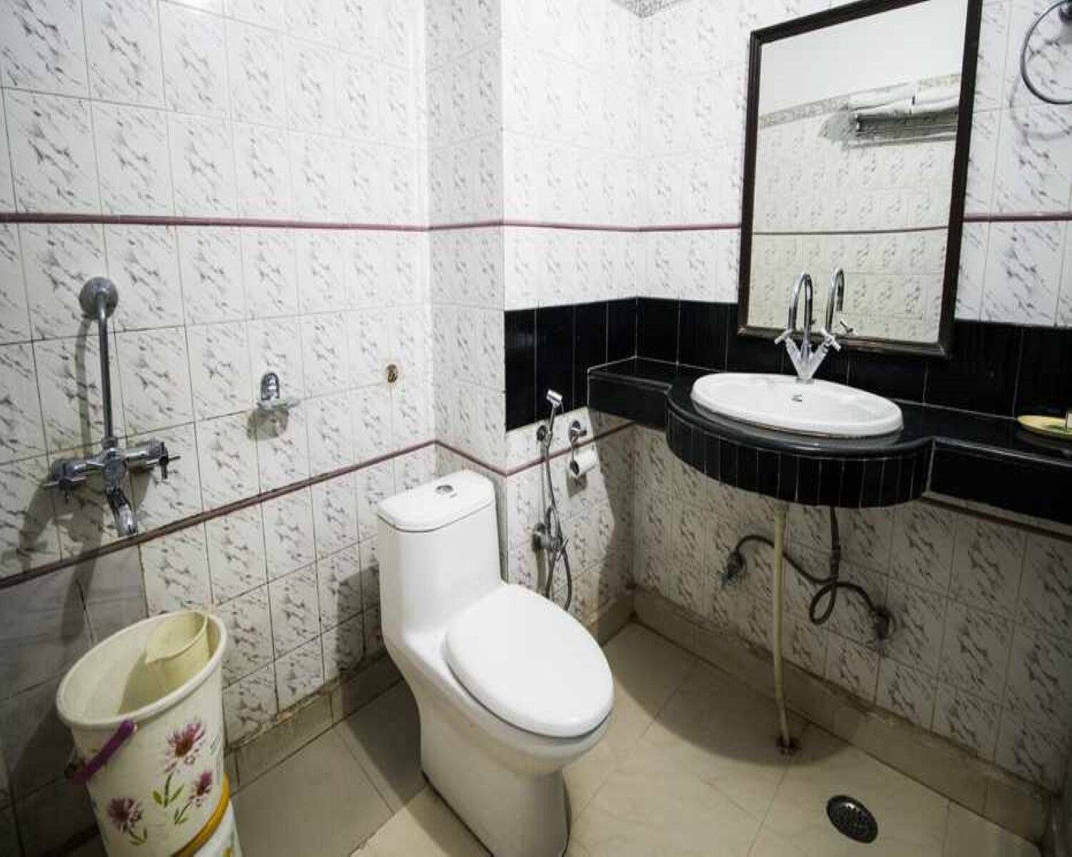 Hotel Jahanvi - Tap to explore photos