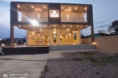 Glotus Hotel and Restaurant
