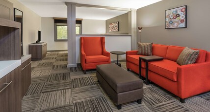 Hilton Garden Inn Syracuse Room Type - 1KING 1BDRM WHIRLPOOL STE