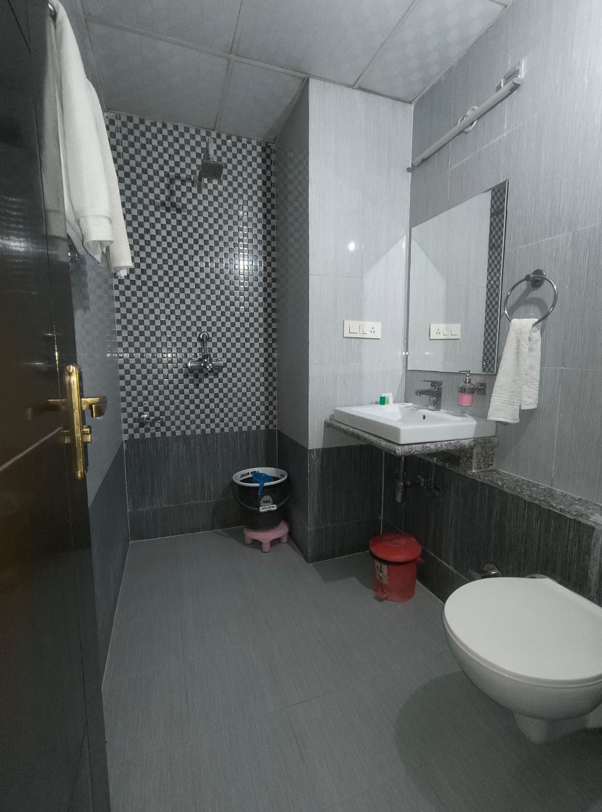 Hotel Girraj Inn - Tap to explore photos