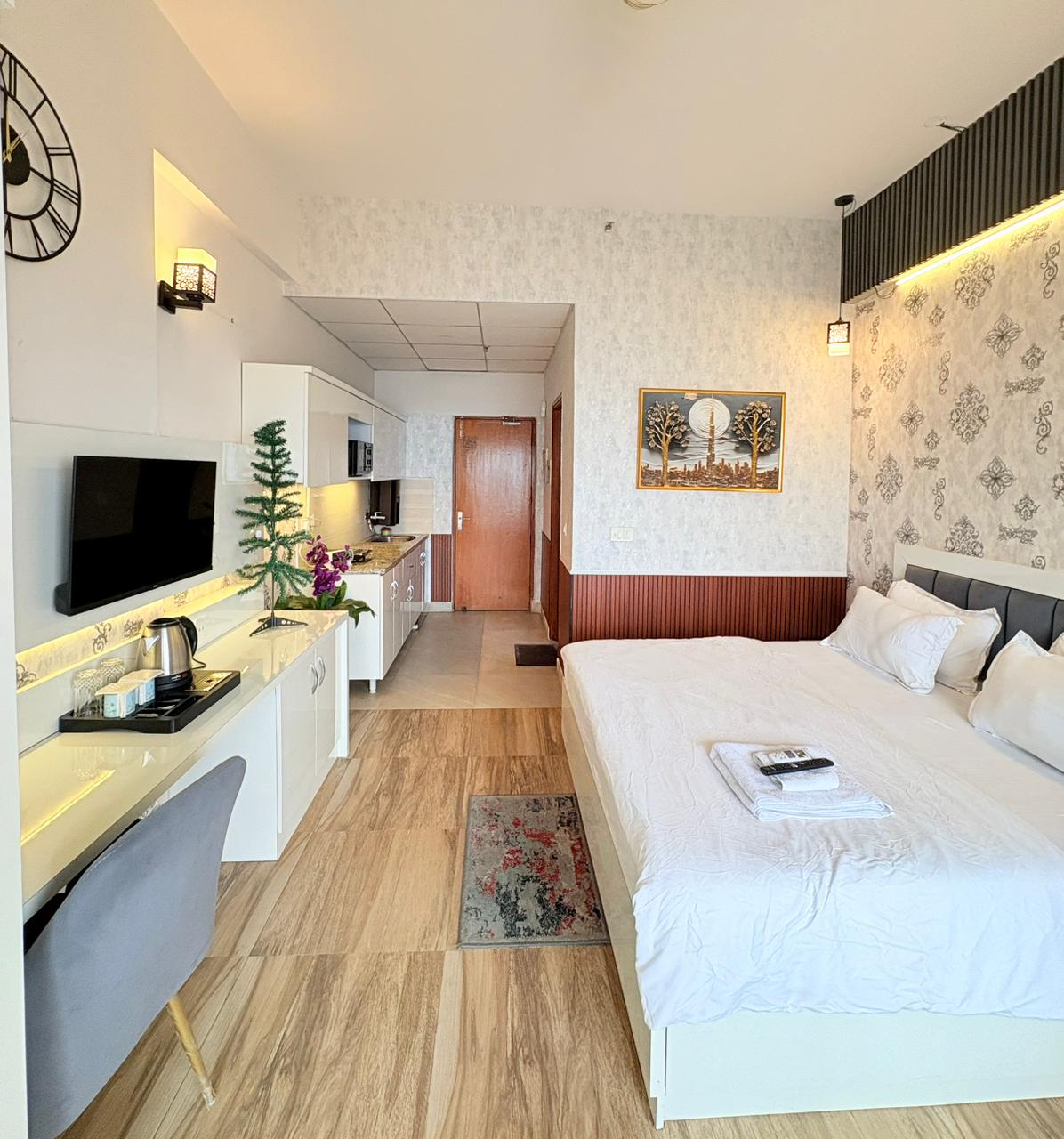 Trovero Suites - Luxury Studios at Paramount - Tap to explore photos