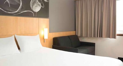Ibis 3 Lacs Neuchatel Hotel Room Type - Room with 1 double bed (160 x 200 cm) and SOFA
