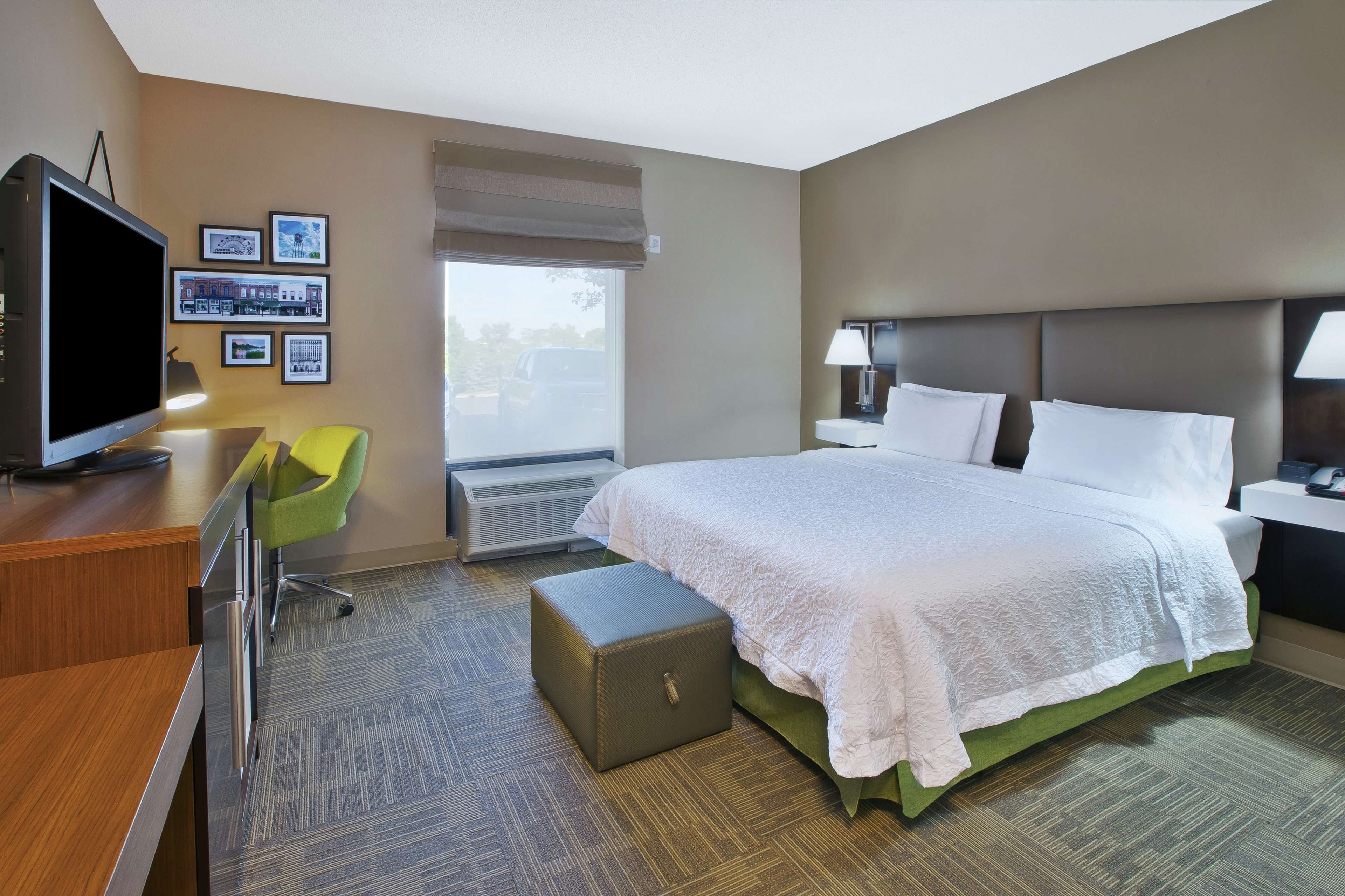 Hampton Inn Commerce/Novi - Tap to explore photos