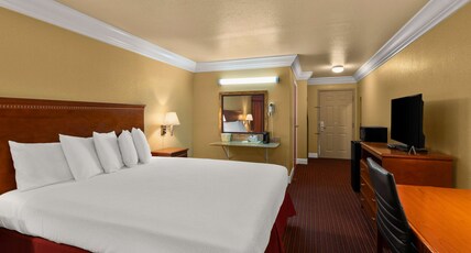 Best Western Willits Inn Room Type - Accessible - 1 King, Mobility Accessible, Bathtub, Non-Smoking, Continental Breakfast Best Western Willits Inn Room Type - Accessible - 1 King, Mobility Accessible, Bathtub, Non-Smoking, Continental Breakfast