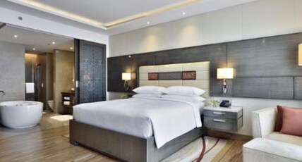 JW Marriott Mumbai Sahar Room Type - Executive Lounge Access, 1 King, Pool View with Bathtub, One-way Airport Transfer