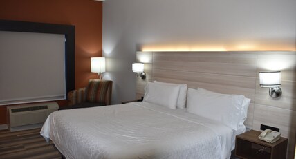 Holiday Inn Express Hotel & Suites McPherson Room Type - 1 King Bed Standard