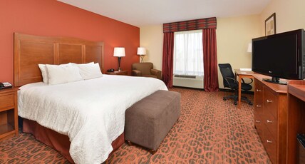Hampton Inn by Hilton OTTUMWA Room Type - 1KNG MOB HEAR ACC W TUB NS