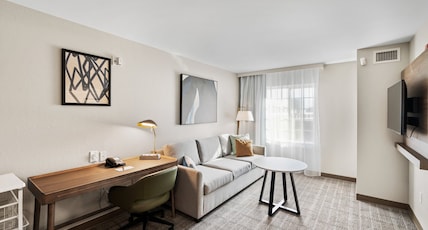 Staybridge Suites NORTH BRUNSWICK, an IHG hotel Room Type - 1 Bedroom Suite Mobility Accessible Roll In Shower