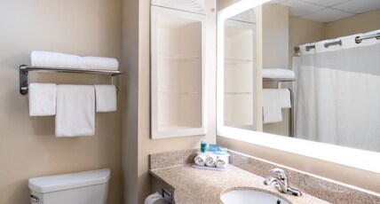 Holiday Inn Express Hotel & Suites Ashland Room Type - 2 Queen Suite Sofa Bed
