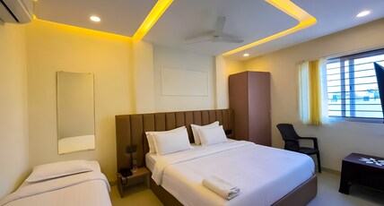 Venzaa Inn Room Type - Premium Triple Room with City View
