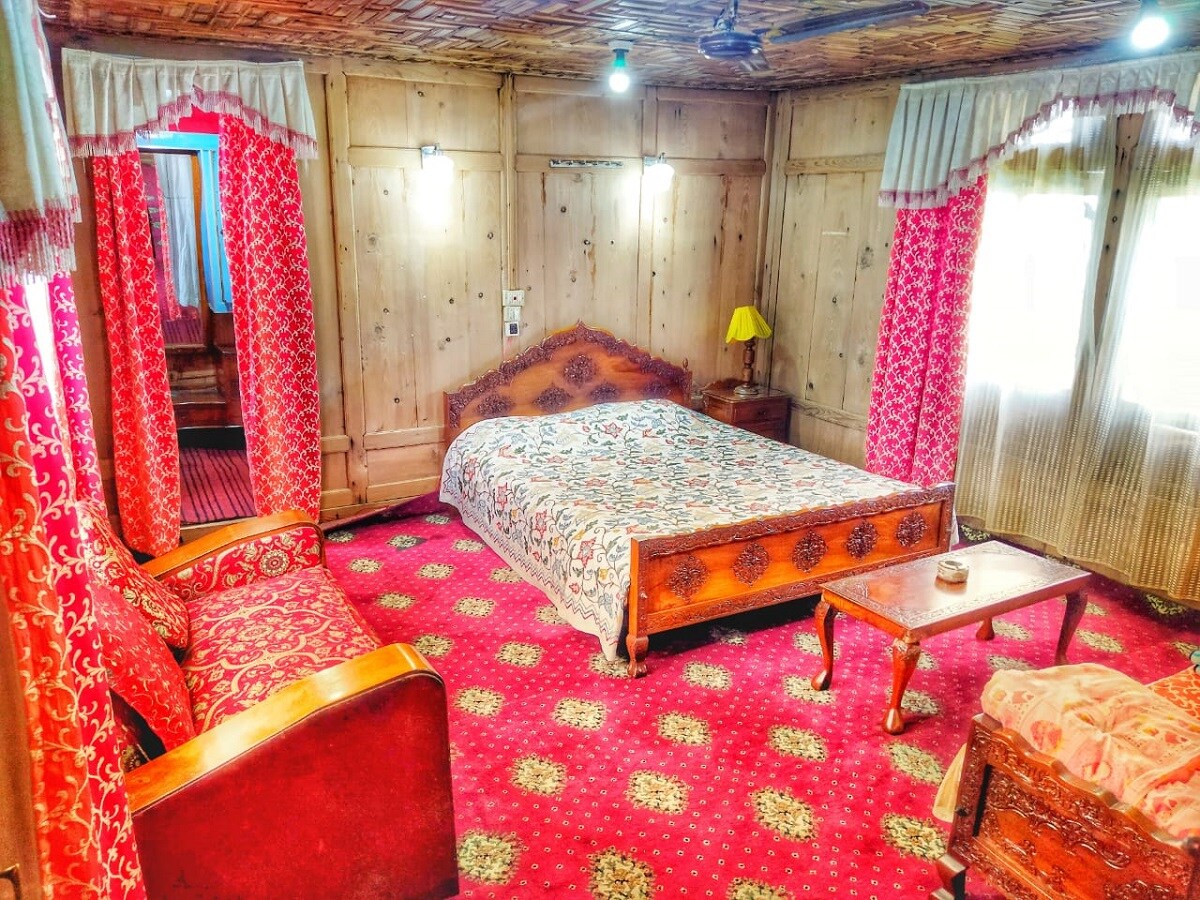 Rajas Palace Houseboats - Tap to explore photos