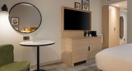 DoubleTree by Hilton Edinburgh Airport Room Type - KING SUPERIOR ROOM