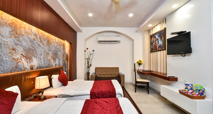 Pinaz Royale Room Type - Twin Bed Room