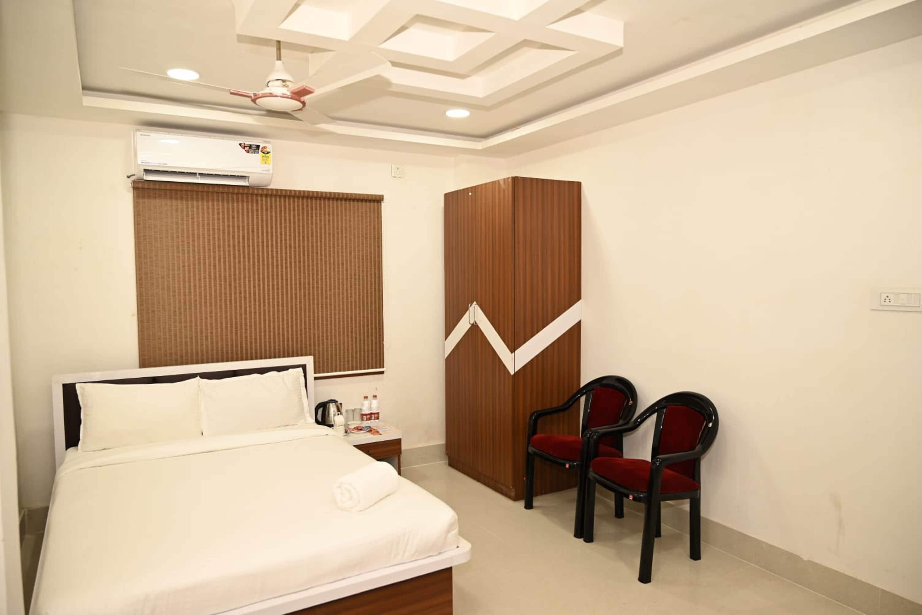 Hotel Ratneshwar - Tap to explore photos