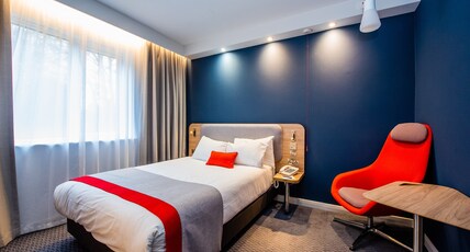 Holiday Inn Express CANTERBURY Room Type - 1 King Standard Upper Floor with Free Hot Breakfast