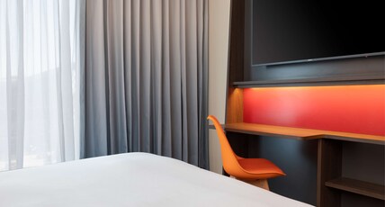 Hampton by Hilton Ashford International Room Type - QUEEN ROOM WITH SOFA BED