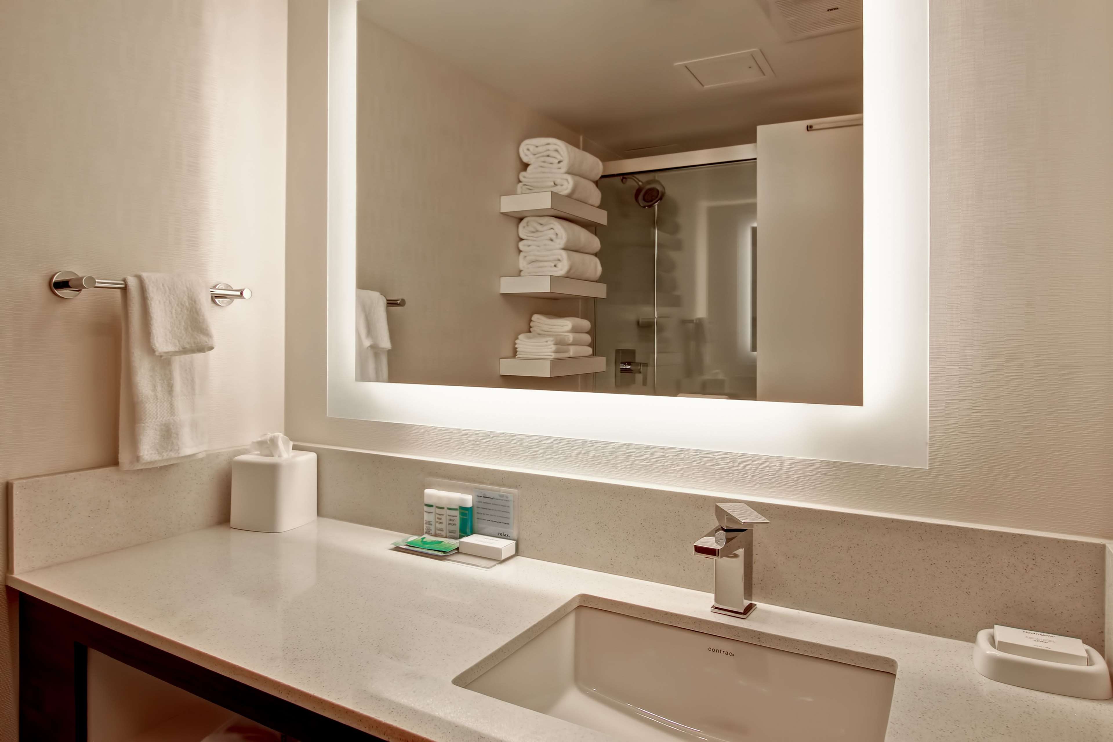 Hampton Inn & Suites by Hilton Calgary-Airport - Tap to explore photos