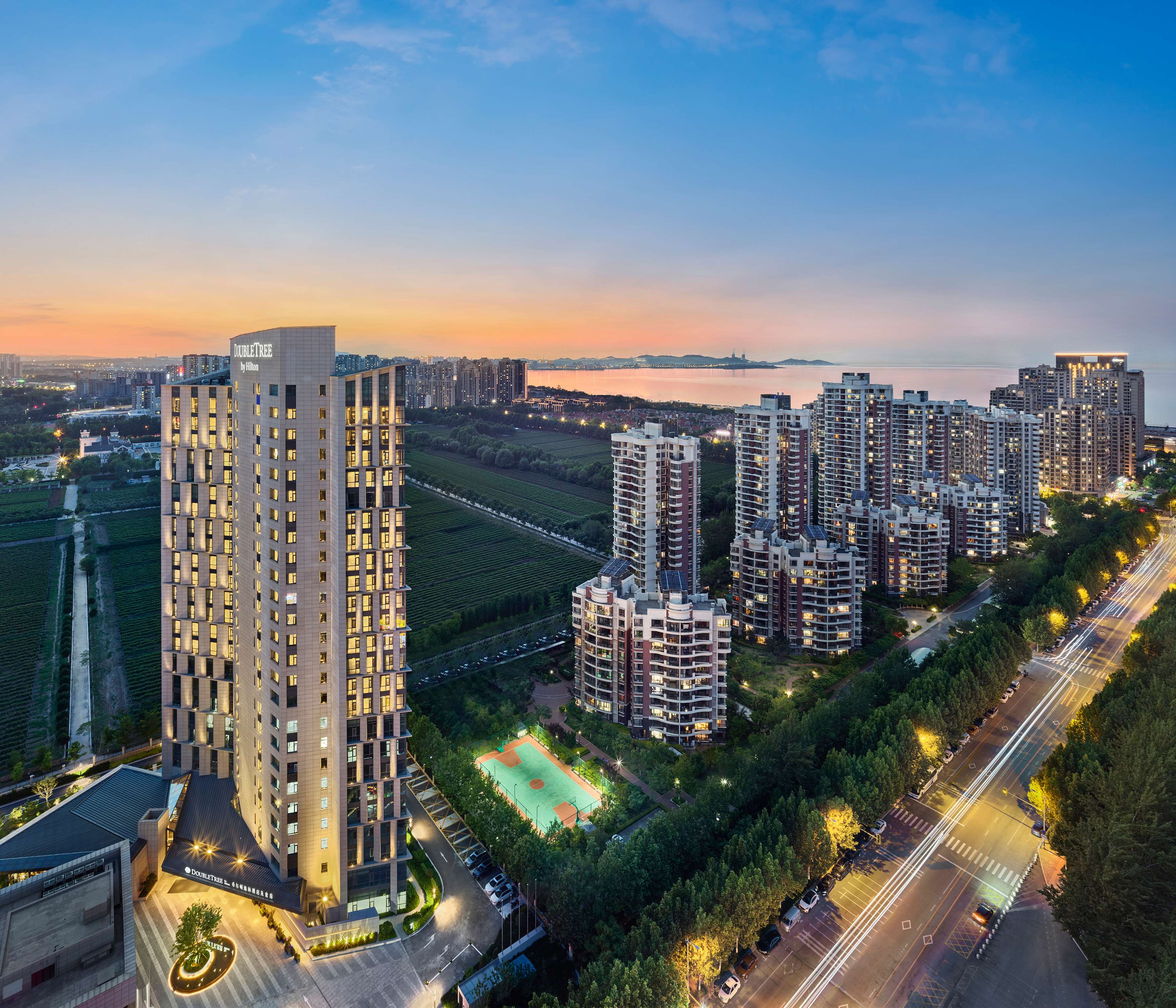 DoubleTree by Hilton Yantai Golden Coast Hotel & Suites - Tap to explore photos