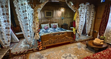 house boat hilton kashmir Room Type - luxury rooms