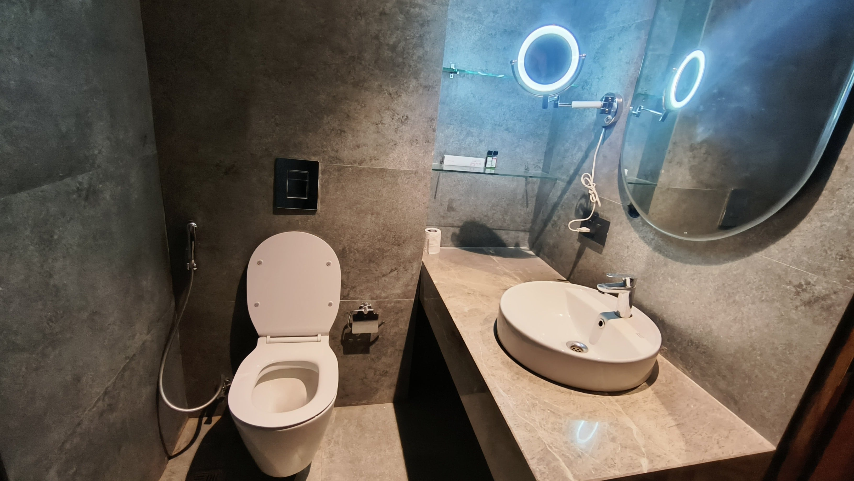 Airbnb Urban Apartment - Tap to explore photos