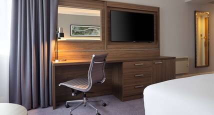 DoubleTree by Hilton Edinburgh Airport Room Type - QUEEN GUEST ROOM
