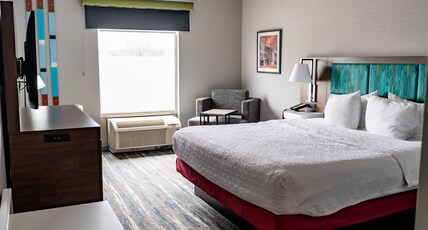 Hampton Inn and Suites Leesburg Room Type - 1 KING BED NONSMOKING