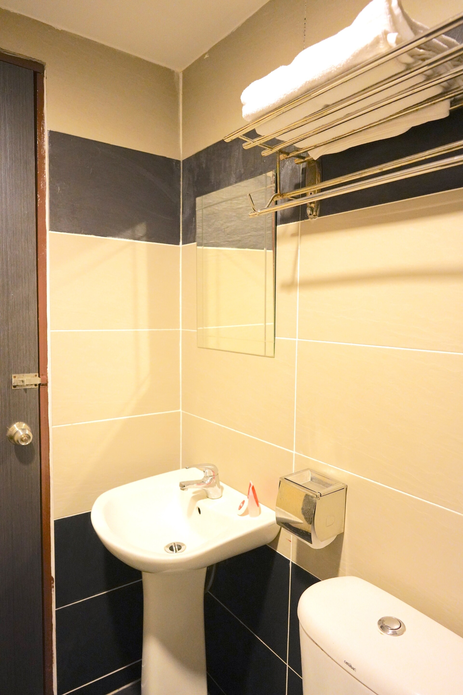 Hotel O Utama Inn - Tap to explore photos