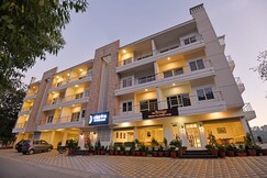 Hotel Clarks Inn, Bhowali (20 Mins from Neem Karoli Baba Ashram, Kainchi Dham)