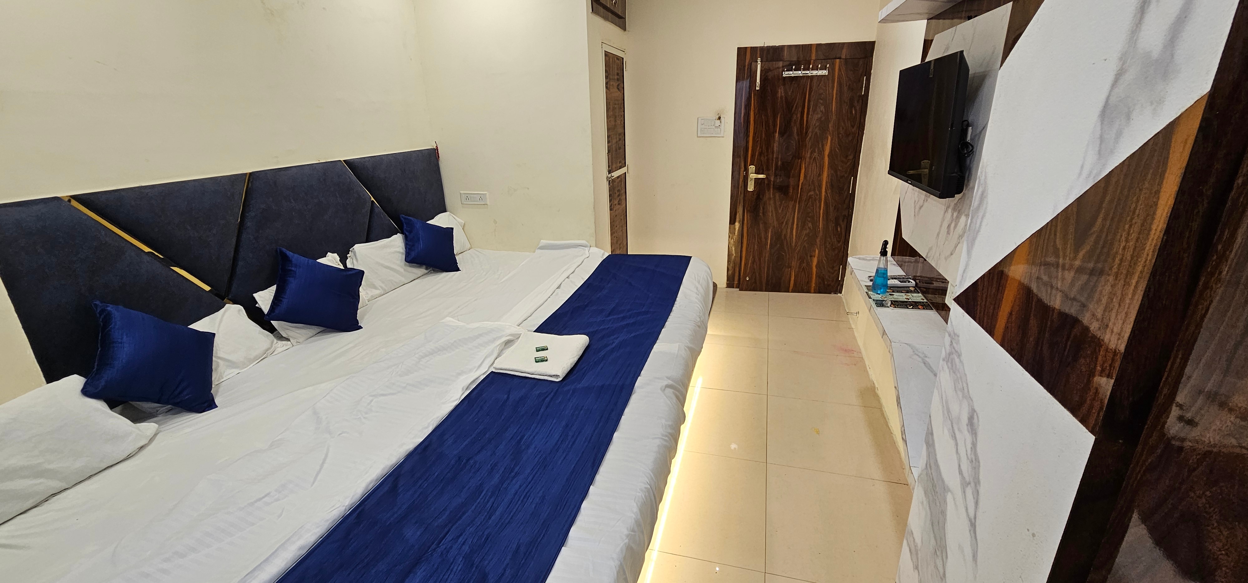 Hotel Aagman Palace | Near Mahakal Temple. - Tap to explore photos