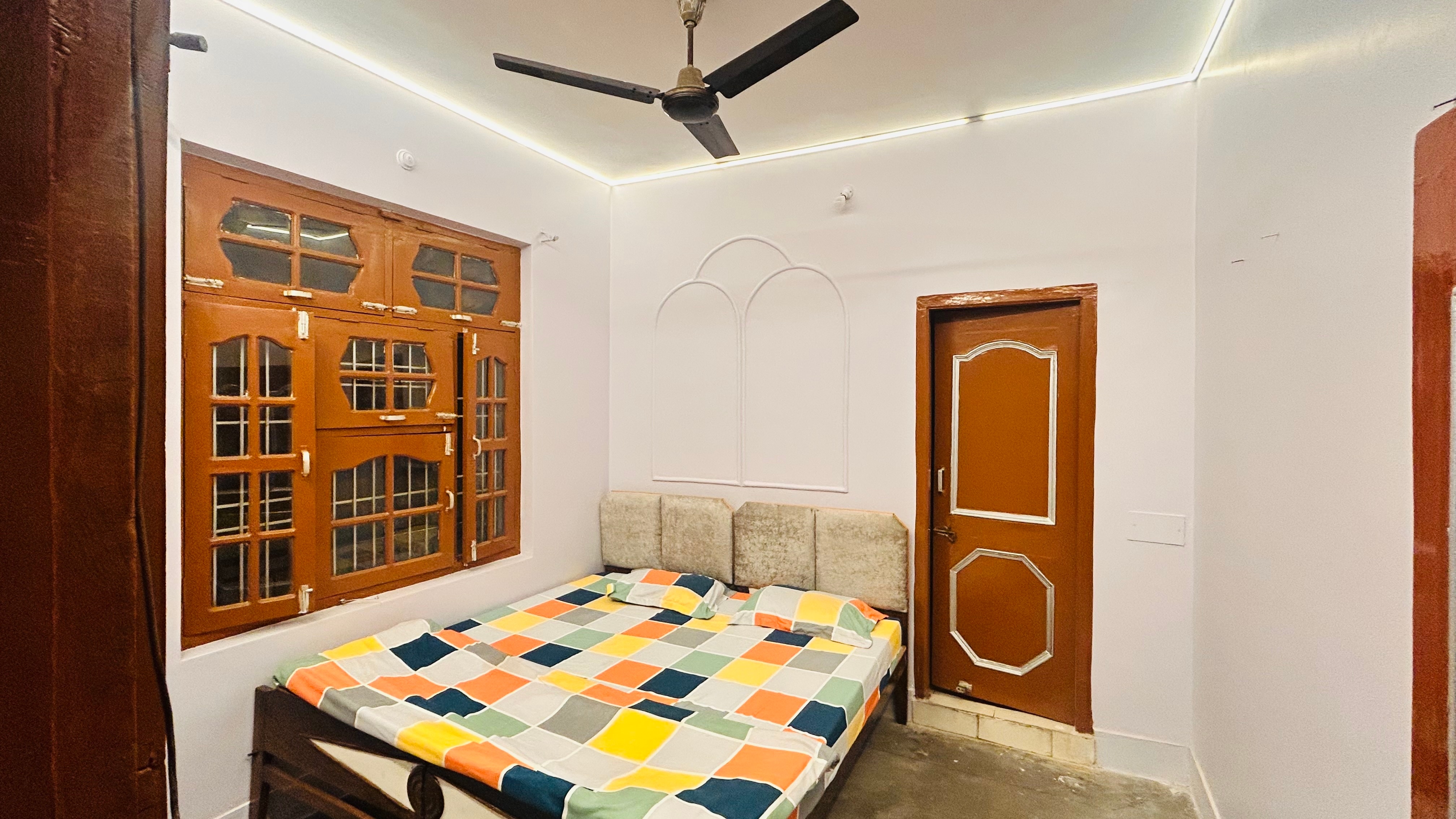 Shubham Paying Guest House - Tap to explore photos