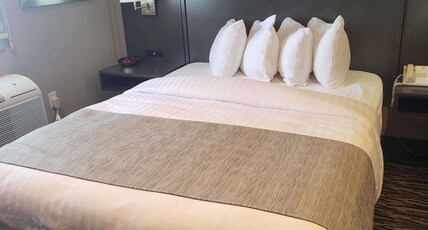 Best Western Sawtooth Inn and Suites Room Type - Suite-1 King Bed, Non-Smoking, Sofabed, Separate Living Room, Microwave And Refrigerator, Full Break